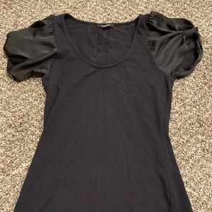 Fitted tee w/satin open flutter sleeve